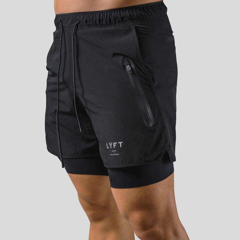 "2-in-1 sportbroek voor heren, blauw, met shorts en geïntegreerde zwarte compressielegging voor comfort en ondersteuning."