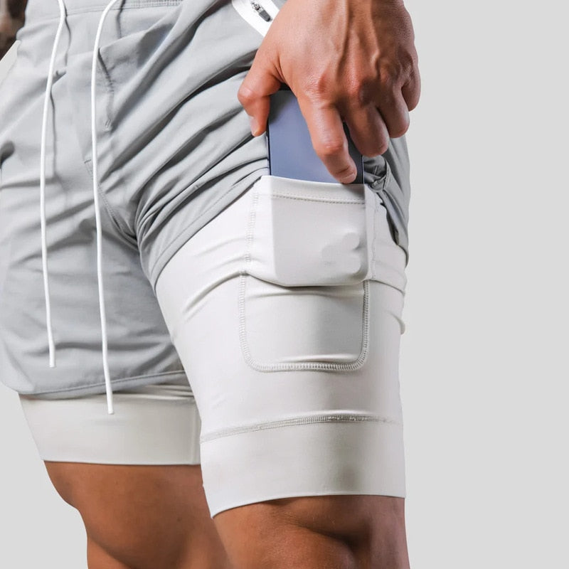 "2-in-1 sportbroek voor heren, blauw, met shorts en geïntegreerde zwarte compressielegging voor comfort en ondersteuning."
