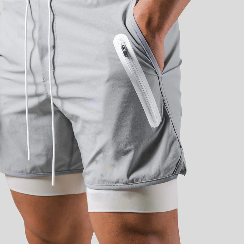 "2-in-1 sportbroek voor heren, blauw, met shorts en geïntegreerde zwarte compressielegging voor comfort en ondersteuning."