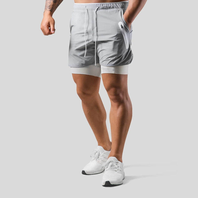 "2-in-1 sportbroek voor heren, blauw, met shorts en geïntegreerde zwarte compressielegging voor comfort en ondersteuning."