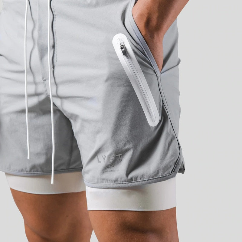 "2-in-1 sportbroek voor heren, blauw, met shorts en geïntegreerde zwarte compressielegging voor comfort en ondersteuning."