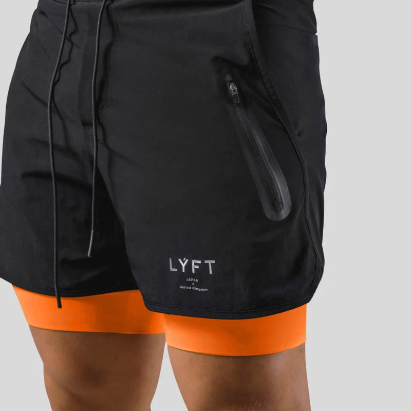 "2-in-1 sportbroek voor heren, blauw, met shorts en geïntegreerde zwarte compressielegging voor comfort en ondersteuning."