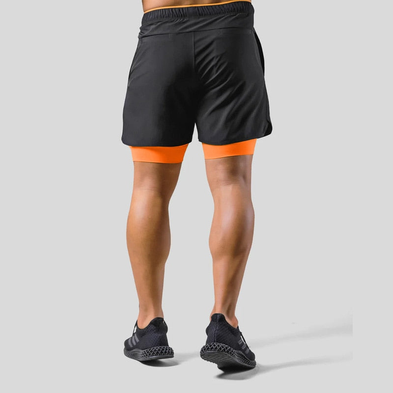 "2-in-1 sportbroek voor heren, blauw, met shorts en geïntegreerde zwarte compressielegging voor comfort en ondersteuning."