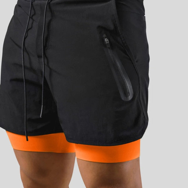 "2-in-1 sportbroek voor heren, blauw, met shorts en geïntegreerde zwarte compressielegging voor comfort en ondersteuning."