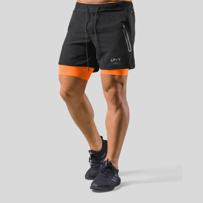 "2-in-1 sportbroek voor heren, blauw, met shorts en geïntegreerde zwarte compressielegging voor comfort en ondersteuning."