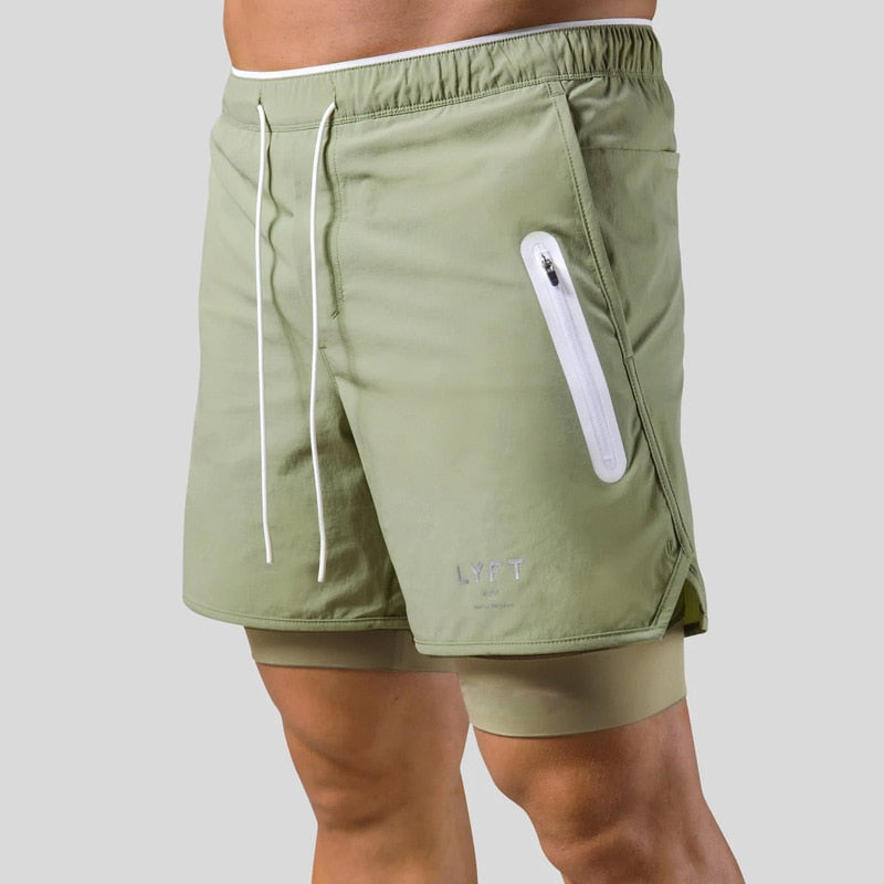 "2-in-1 sportbroek voor heren, blauw, met shorts en geïntegreerde zwarte compressielegging voor comfort en ondersteuning."