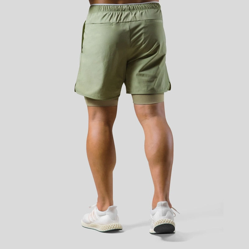 "2-in-1 sportbroek voor heren, blauw, met shorts en geïntegreerde zwarte compressielegging voor comfort en ondersteuning."