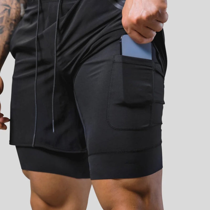 "2-in-1 sportbroek voor heren, blauw, met shorts en geïntegreerde zwarte compressielegging voor comfort en ondersteuning."