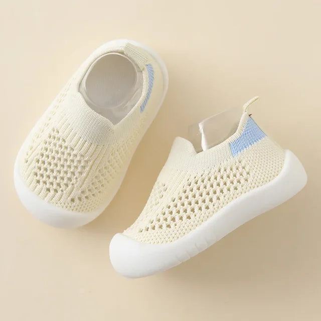 "Ademende kindersneakers met antislipzolen in pastelkleuren. Comfortabele schoenen voor avontuurlijke kinderactiviteiten."