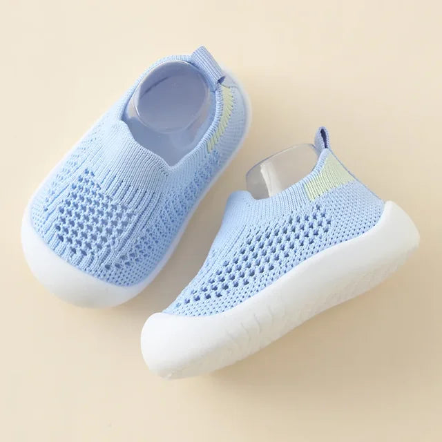 "Ademende kindersneakers met antislipzolen in pastelkleuren. Comfortabele schoenen voor avontuurlijke kinderactiviteiten."