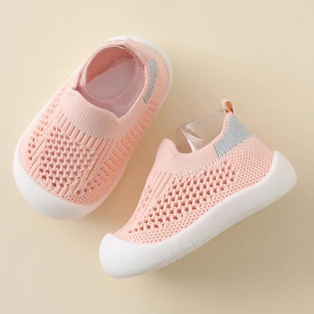 "Ademende kindersneakers met antislipzolen in pastelkleuren. Comfortabele schoenen voor avontuurlijke kinderactiviteiten."