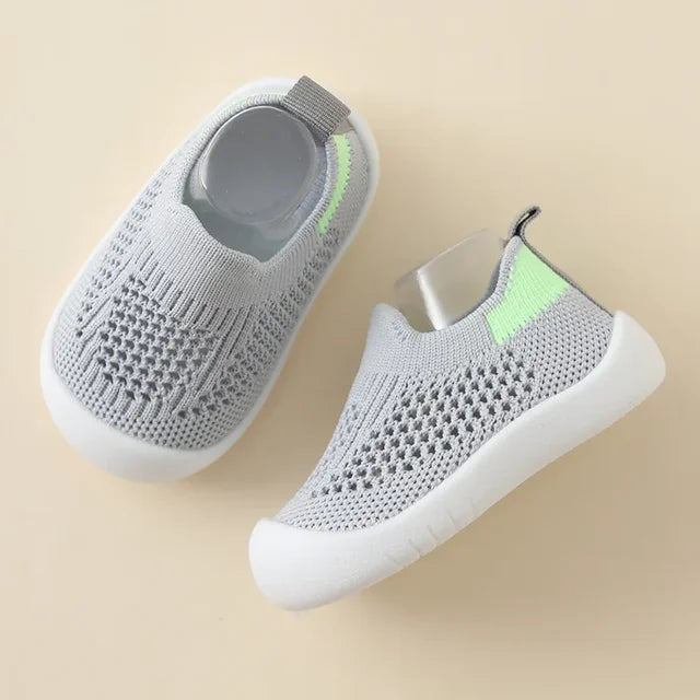 "Ademende kindersneakers met antislipzolen in pastelkleuren. Comfortabele schoenen voor avontuurlijke kinderactiviteiten."