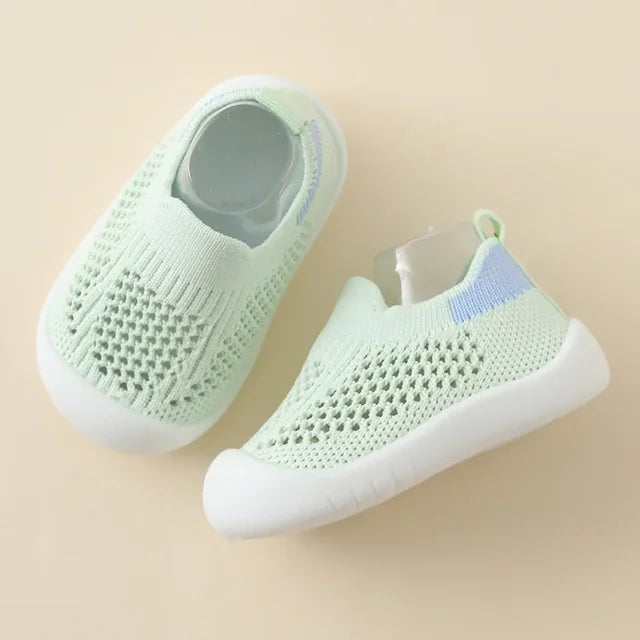 "Ademende kindersneakers met antislipzolen in pastelkleuren. Comfortabele schoenen voor avontuurlijke kinderactiviteiten."