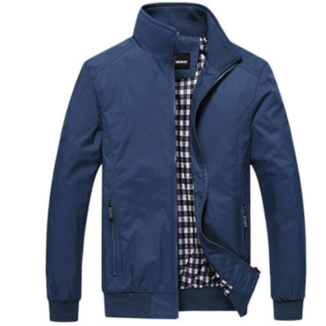 "Ademende lichte zomerjas voor heren met minimalistisch ontwerp en praktische zakken, perfect voor modebewuste mannen."