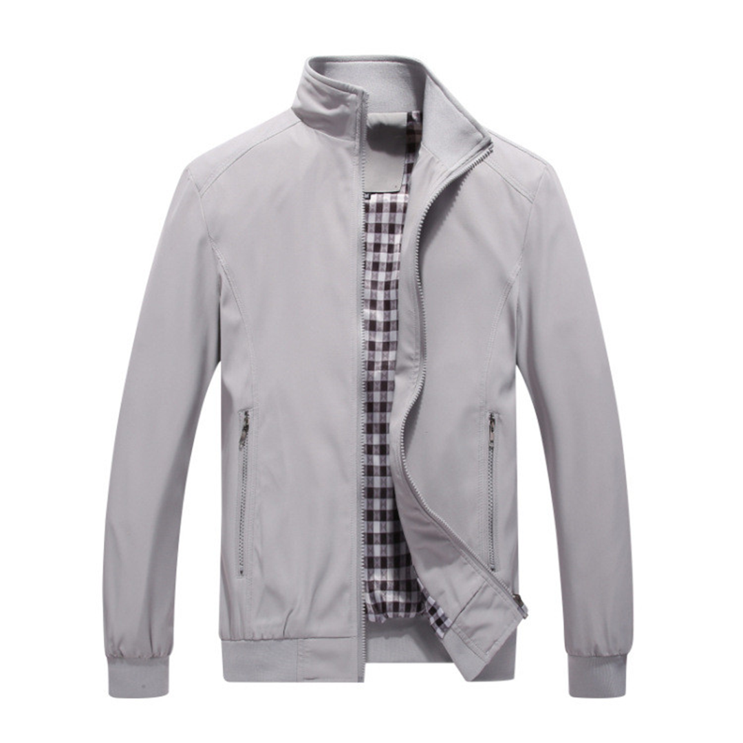 "Ademende lichte zomerjas voor heren met minimalistisch ontwerp en praktische zakken, perfect voor modebewuste mannen."