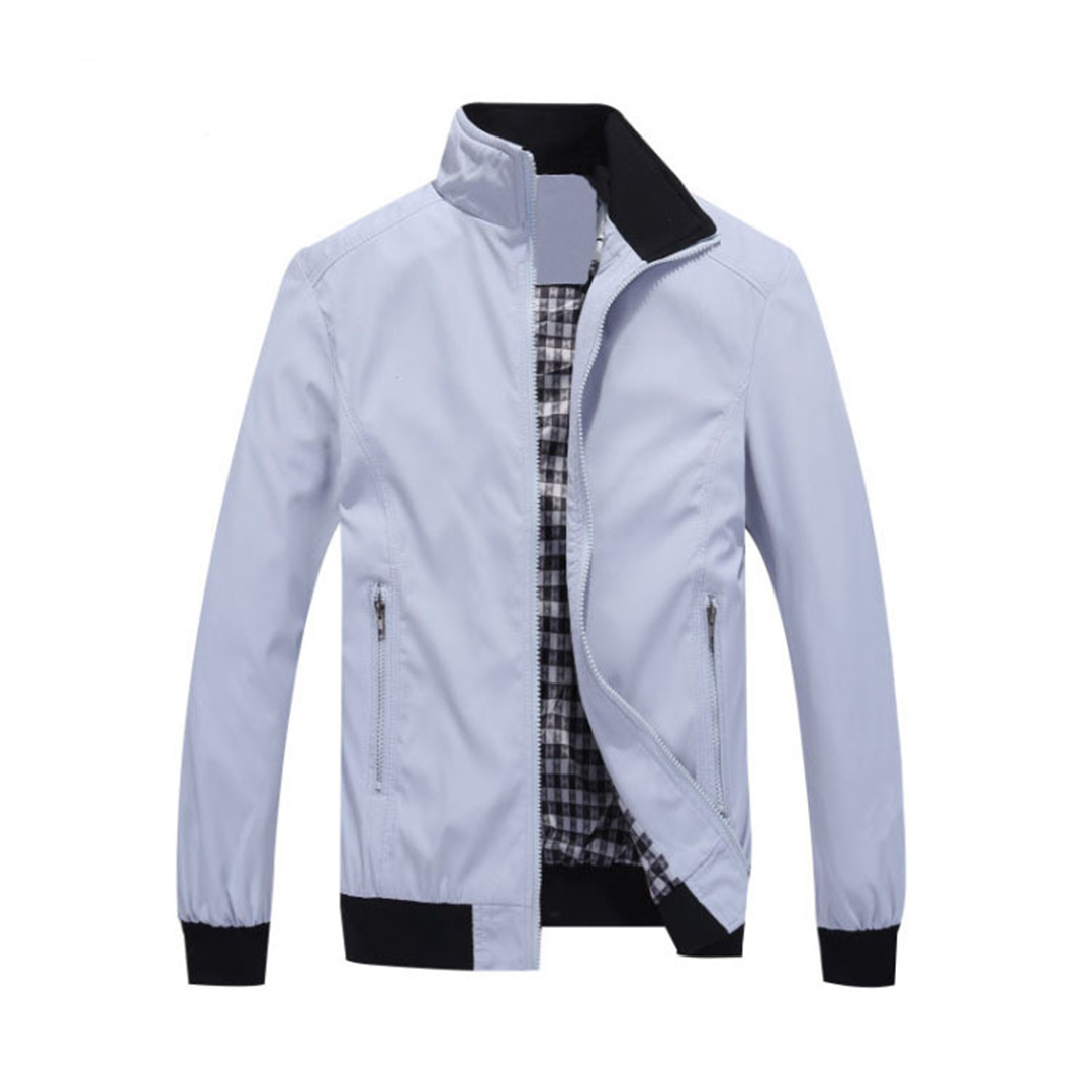 "Ademende lichte zomerjas voor heren met minimalistisch ontwerp en praktische zakken, perfect voor modebewuste mannen."