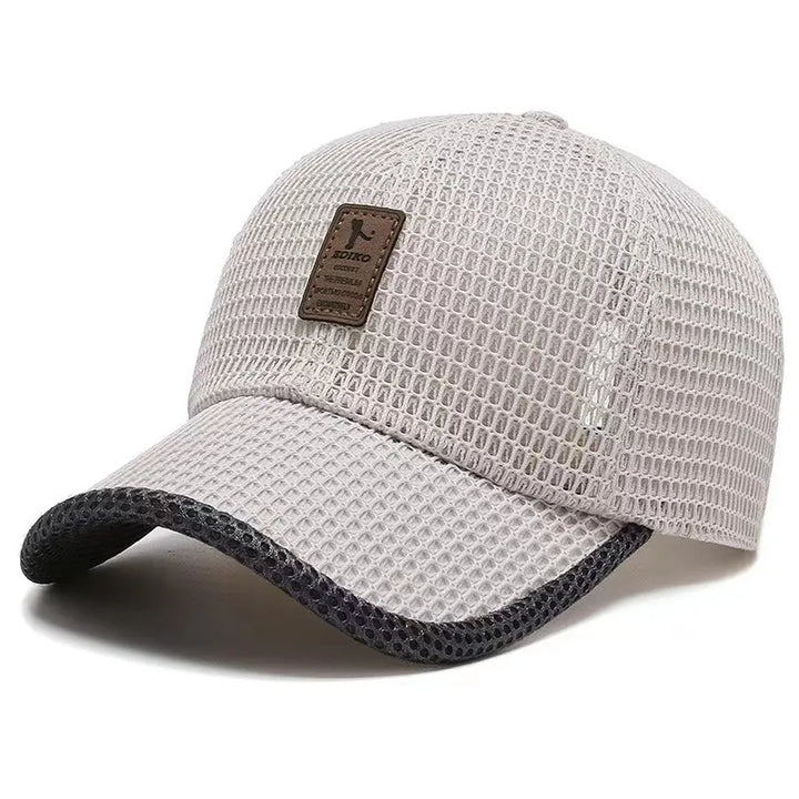 "AeraCap zomerse pet, ademend mesh, lichtgewicht, UV-bescherming, verstelbare pasvorm, perfect voor zonnige dagen."