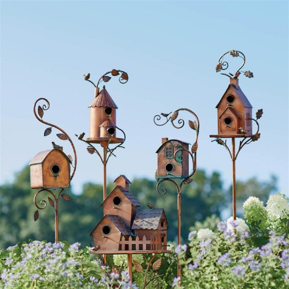 "Artistiek metalen vogelhuisje voor tuin, roestbruin design met duurzame structuur, eenvoudig te installeren met tuinsteker."