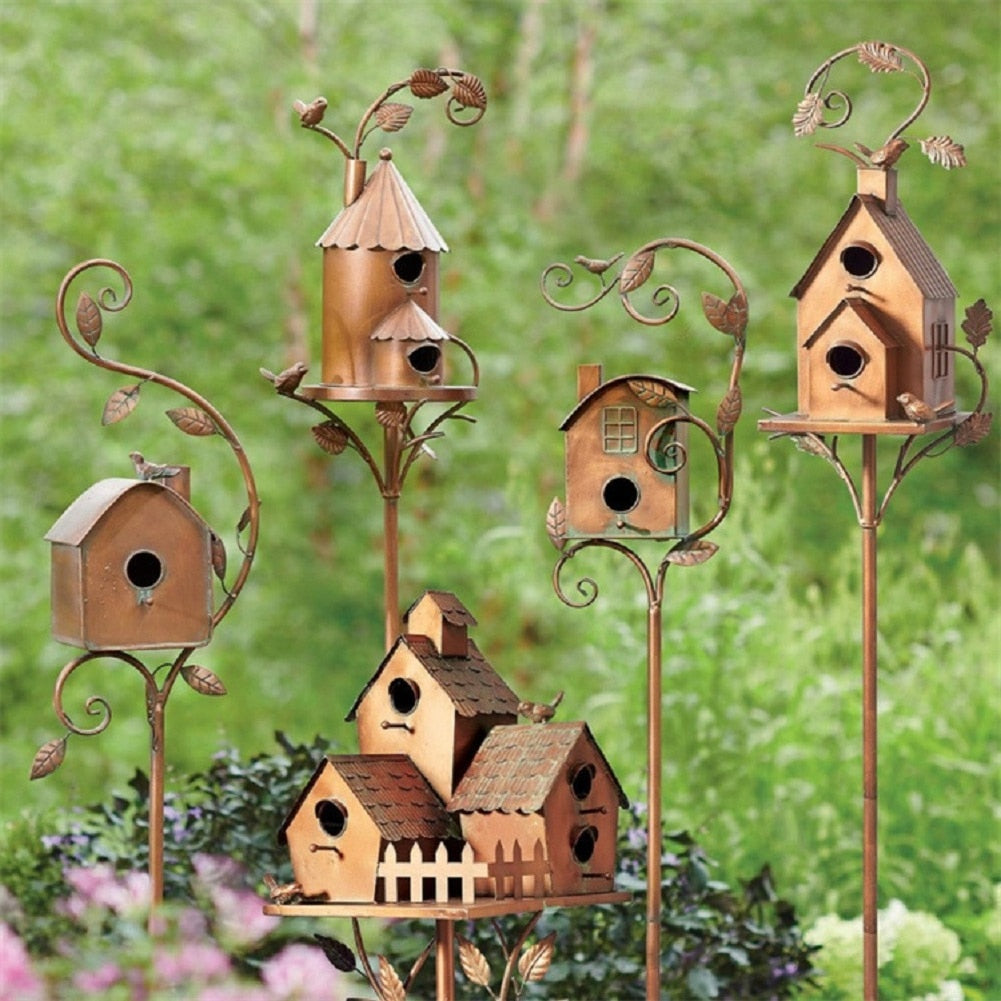 "Artistiek metalen vogelhuisje voor tuin, roestbruin design met duurzame structuur, eenvoudig te installeren met tuinsteker."
