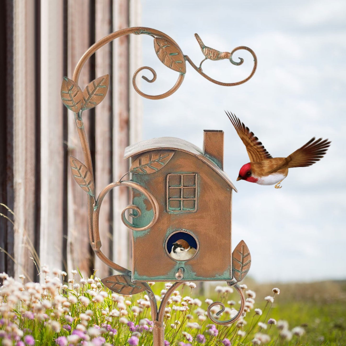 "Artistiek metalen vogelhuisje voor tuin, roestbruin design met duurzame structuur, eenvoudig te installeren met tuinsteker."
