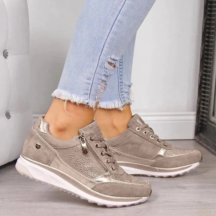 "Beige orthopedische damessneakers met ergonomisch ontwerp en schokabsorberende zool voor comfort en stijl."