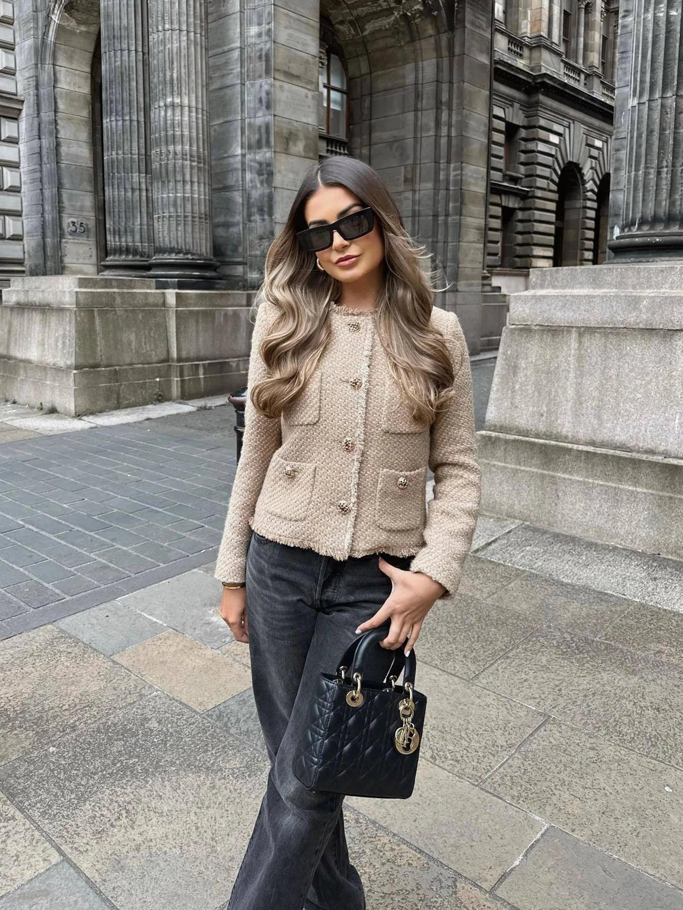 "Beige Sarah tweed jasje met gouden knopen, klassieke stijl, elegant en veelzijdig voor dameskleding."