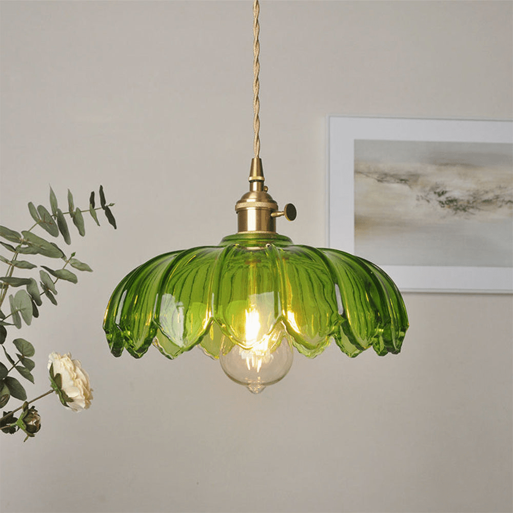 Charmante vintage bloemen hanglamp met kleurrijke geëmailleerde bloemen, ideaal voor sfeervolle woonkamers en eetkamers.