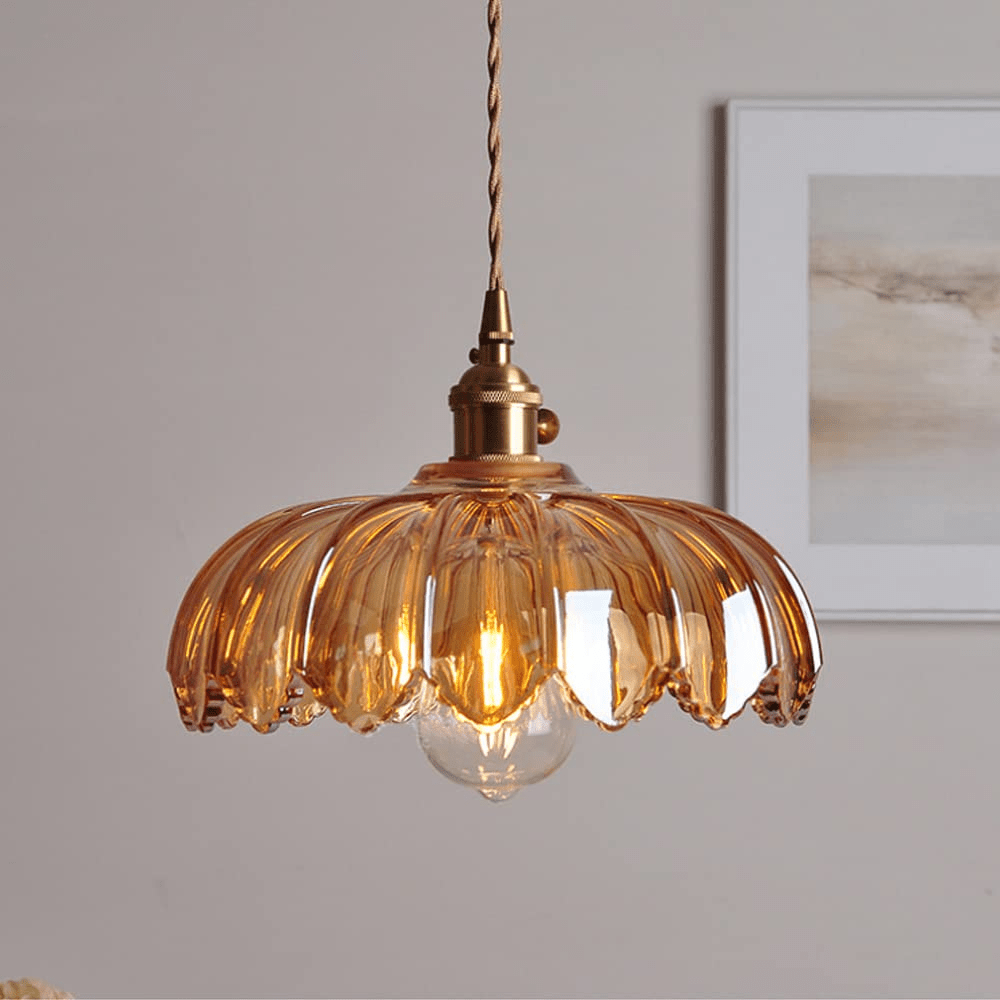 Charmante vintage bloemen hanglamp met kleurrijke geëmailleerde bloemen, ideaal voor sfeervolle woonkamers en eetkamers.