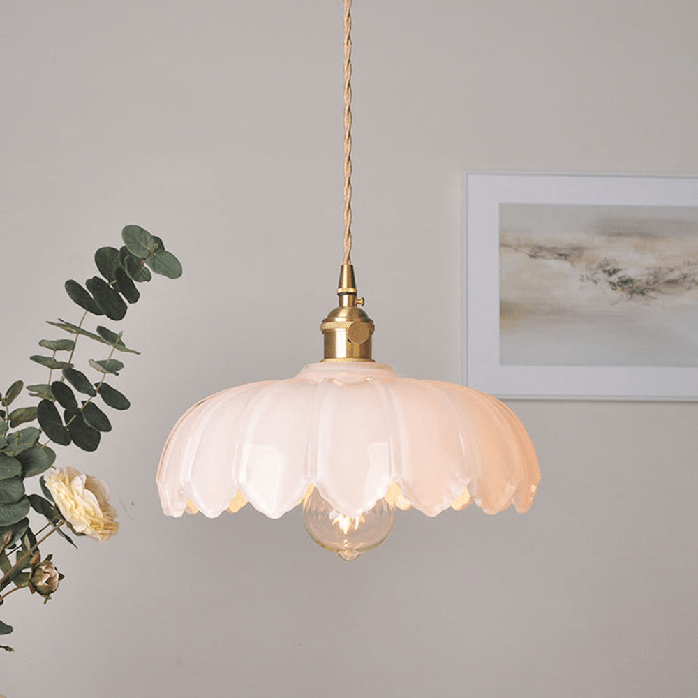 Charmante vintage bloemen hanglamp met kleurrijke geëmailleerde bloemen, ideaal voor sfeervolle woonkamers en eetkamers.