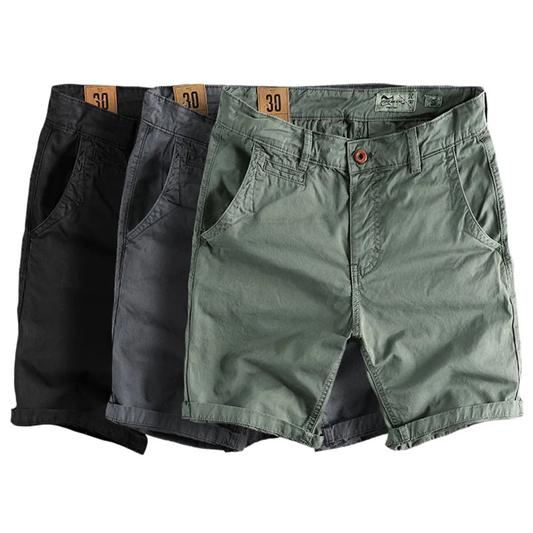 "Comfortabele zwarte heren shorts met trendy opgerolde zomen en handige zijzakken, perfect voor zomerse gelegenheden."