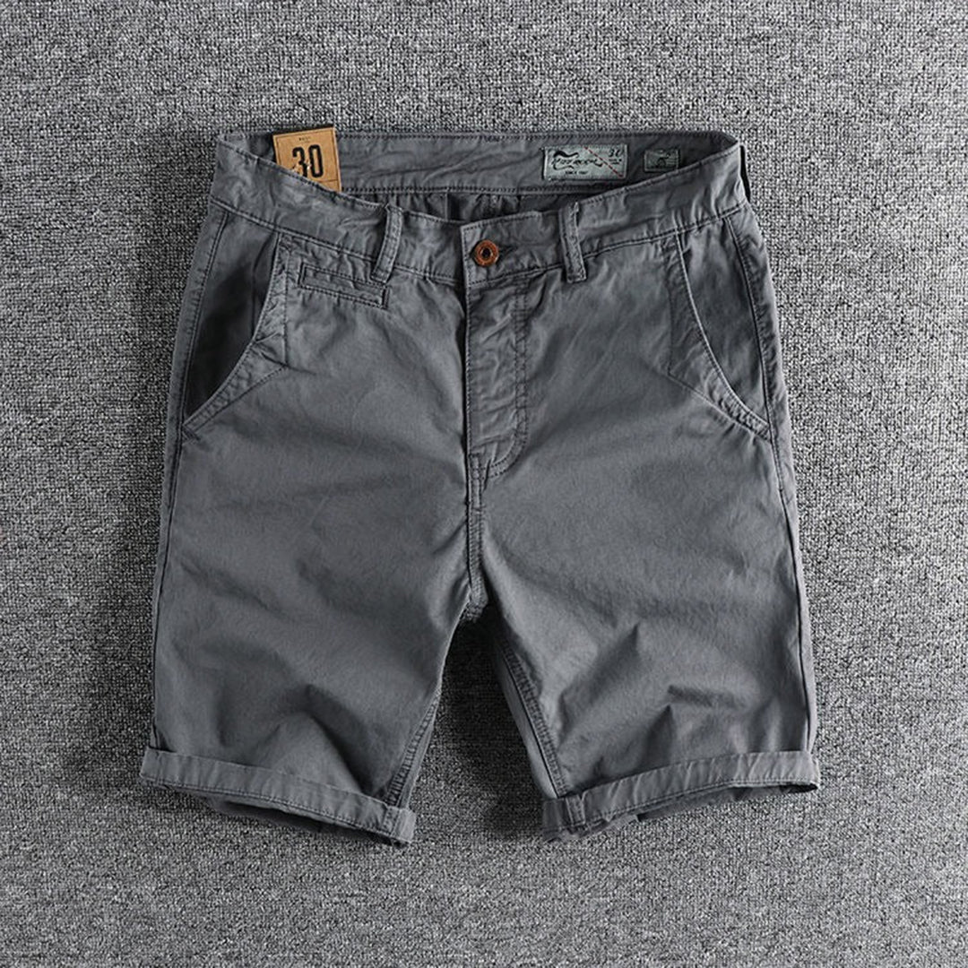 "Comfortabele zwarte heren shorts met trendy opgerolde zomen en handige zijzakken, perfect voor zomerse gelegenheden."