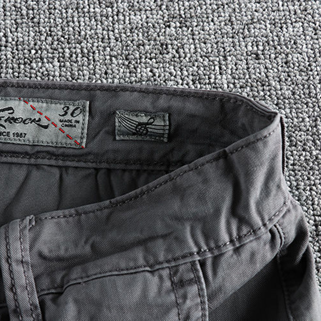 "Comfortabele zwarte heren shorts met trendy opgerolde zomen en handige zijzakken, perfect voor zomerse gelegenheden."
