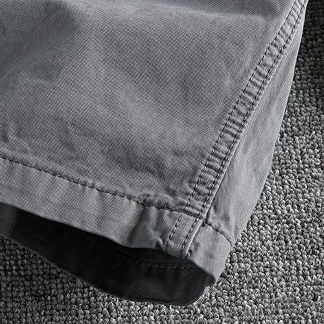"Comfortabele zwarte heren shorts met trendy opgerolde zomen en handige zijzakken, perfect voor zomerse gelegenheden."