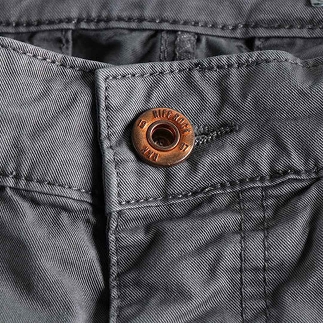"Comfortabele zwarte heren shorts met trendy opgerolde zomen en handige zijzakken, perfect voor zomerse gelegenheden."