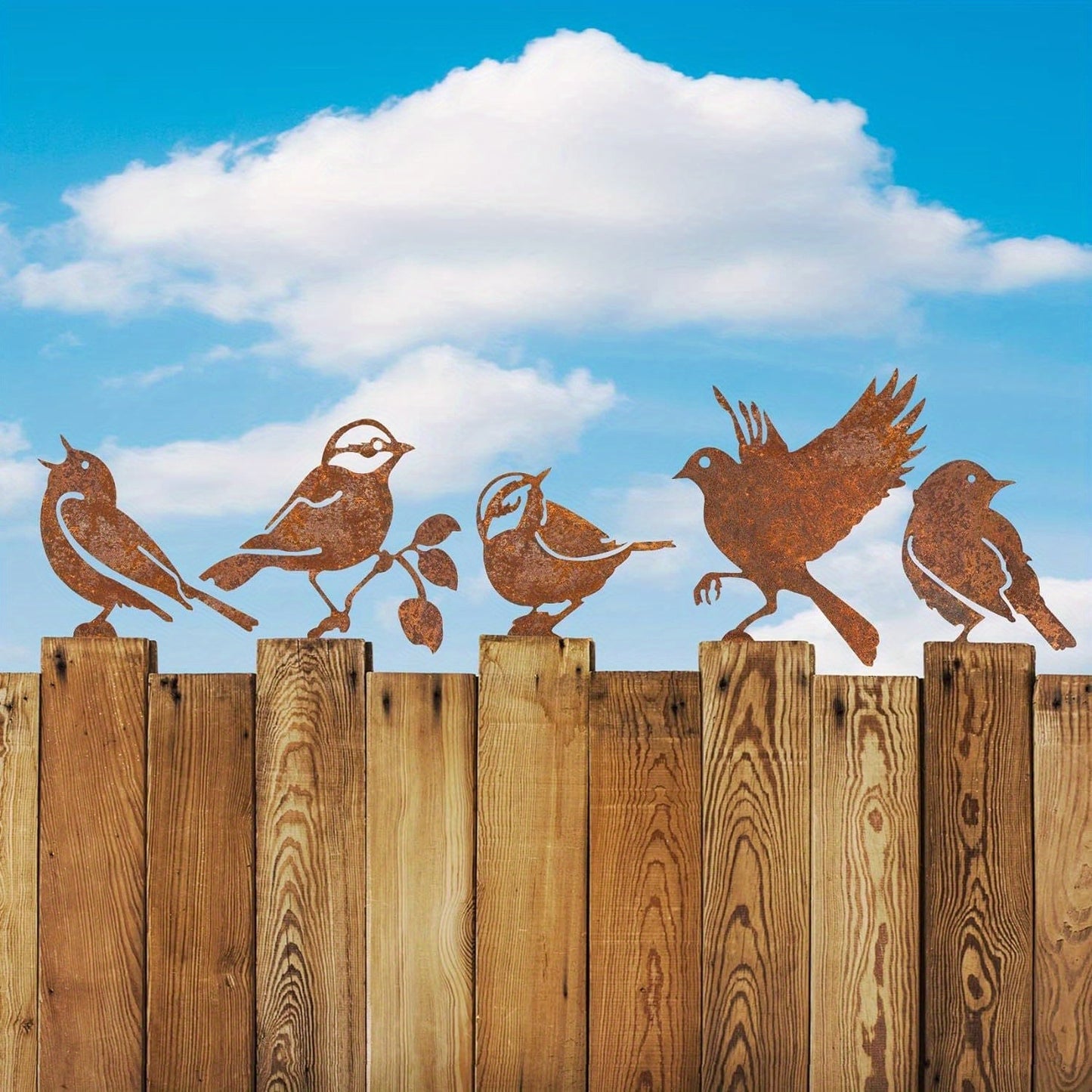 "Cortenstaal tuin vogelbeeld; roestkleur, duurzaam en weerbestendig voor elegante tuin decoratie."