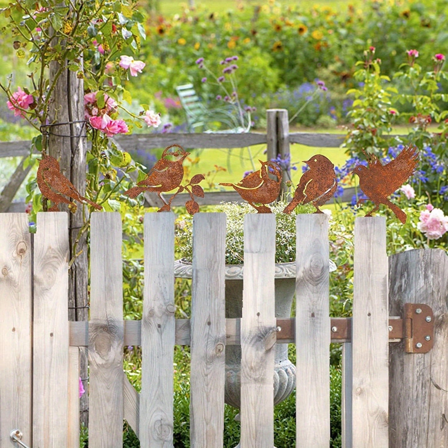 "Cortenstaal tuin vogelbeeld; roestkleur, duurzaam en weerbestendig voor elegante tuin decoratie."