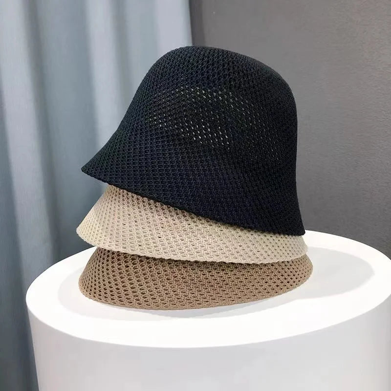 "Dahlia Zonnehoed, brede rand, ademend en opvouwbaar, elegante damesaccessoire voor ultieme zomerbescherming."