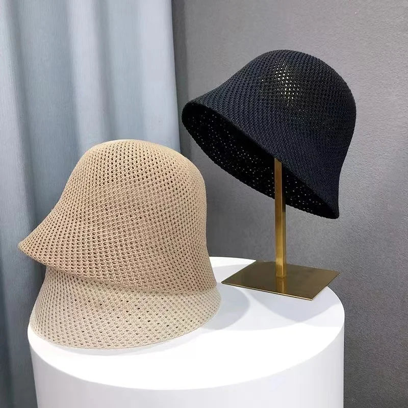 "Dahlia Zonnehoed, brede rand, ademend en opvouwbaar, elegante damesaccessoire voor ultieme zomerbescherming."