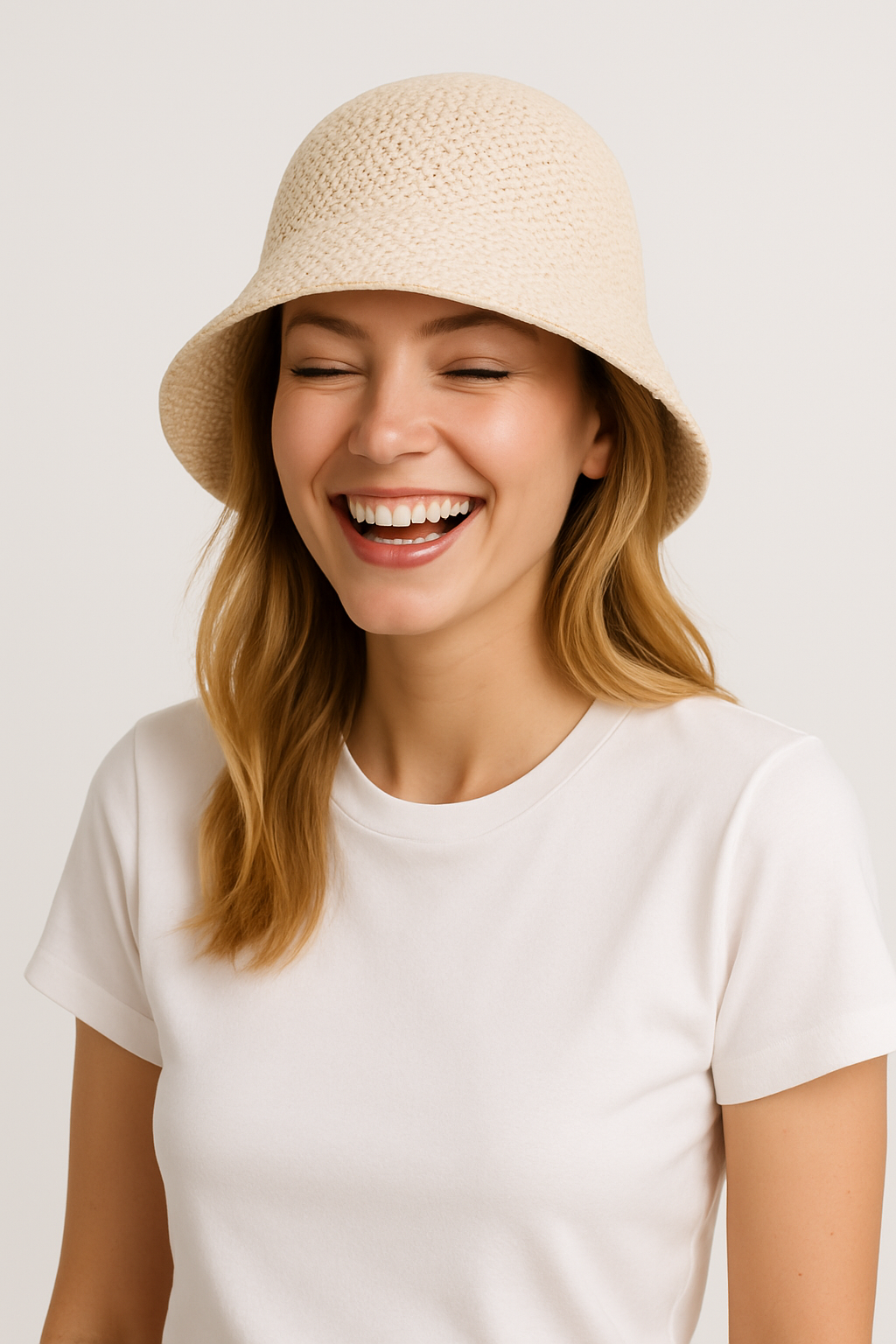 "Dahlia Zonnehoed, brede rand, ademend en opvouwbaar, elegante damesaccessoire voor ultieme zomerbescherming."