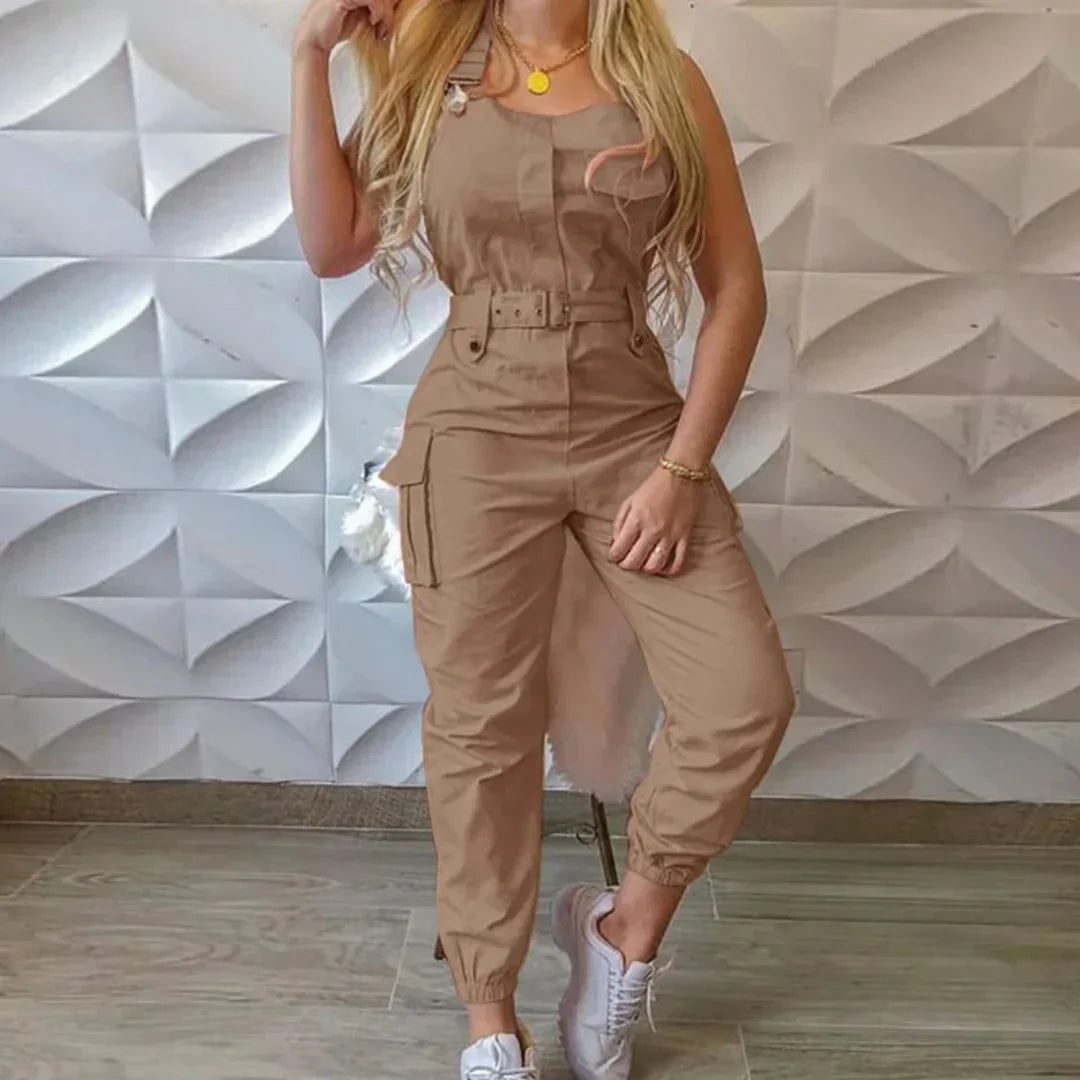 "Dames cargo overall met verstelbare taille, comfortabele pasvorm, en handige zakken. Beschikbaar in trendy kleuren."