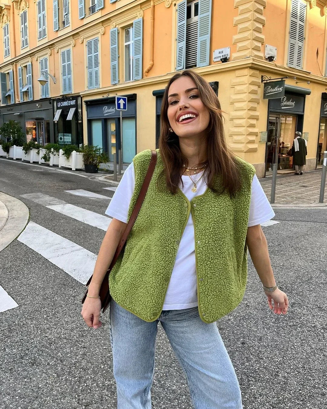 "Dames fleece bodywarmer in wit sherpa met oversized model, mouwloos en open voorkant voor stijl en warmte"