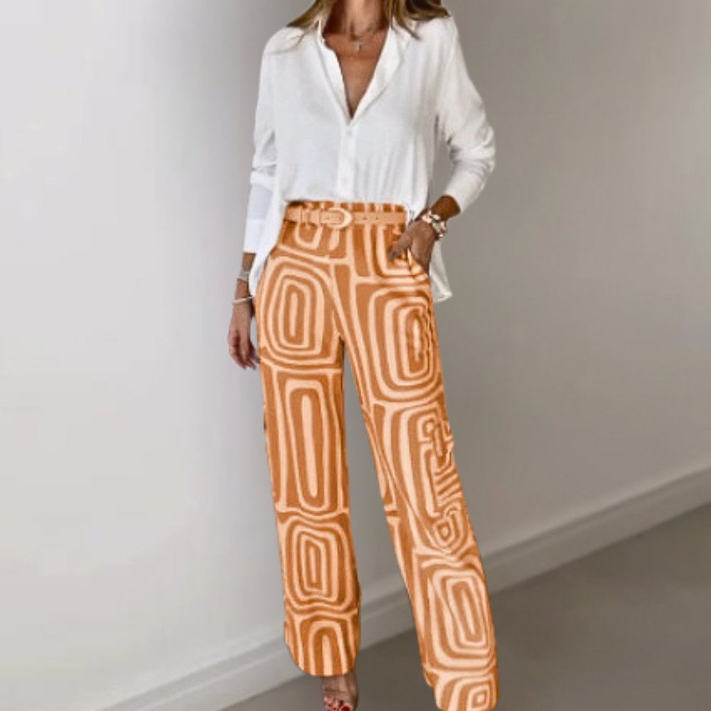"Damesoutfit met witte blouse en beige printbroek, stijlvolle en trendy mode, elegante casual look voor elke gelegenheid."