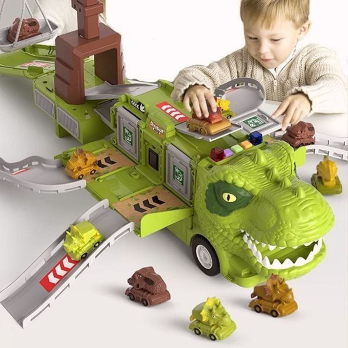 "DinoTruck speelgoedset in dinosaurustransformatie met licht en geluid, uitvouwbare, kleurrijke trucks voor kinderen."
