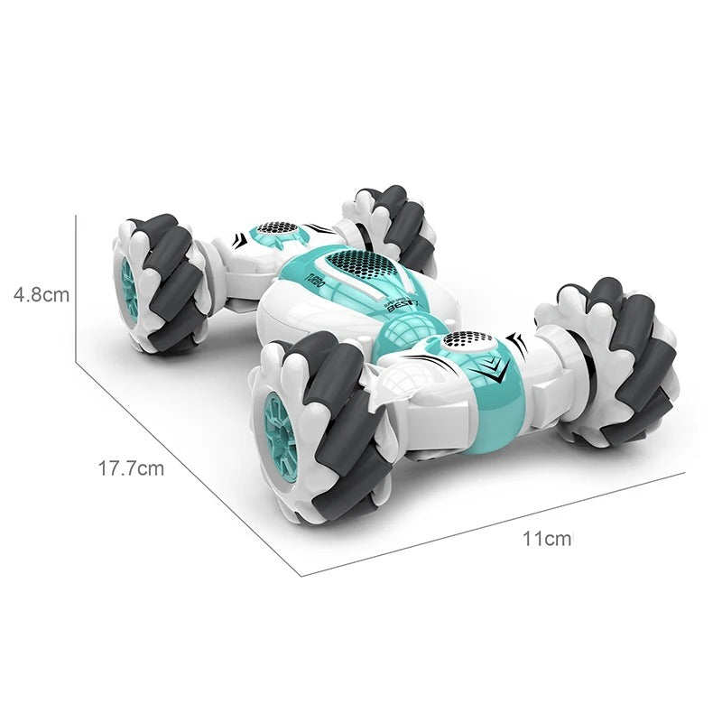 "Dubbelzijdige RC stuntauto in actie, robuust ontwerp, groen met zwarte accenten, geschikt voor kinderen, op ruw terrein."
