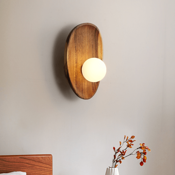 Elegant ontworpen wandlamp van natuurlijk hout, LED-verlichting, geeft een warme uitstraling in moderne of klassieke interieu