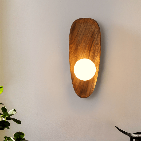 Elegant ontworpen wandlamp van natuurlijk hout, LED-verlichting, geeft een warme uitstraling in moderne of klassieke interieu