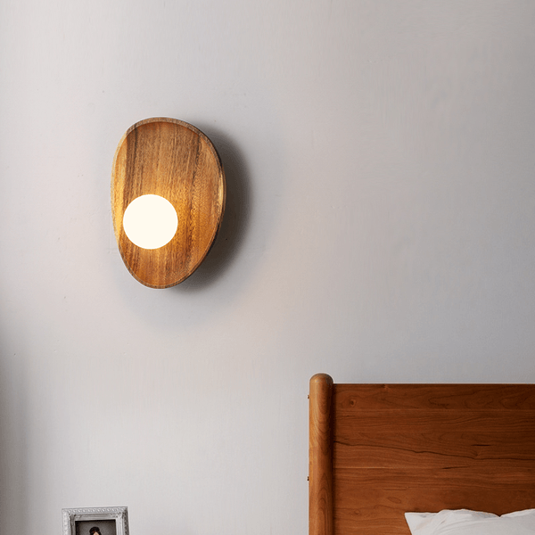 Elegant ontworpen wandlamp van natuurlijk hout, LED-verlichting, geeft een warme uitstraling in moderne of klassieke interieu