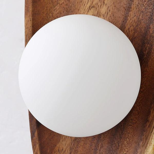 Elegant ontworpen wandlamp van natuurlijk hout, LED-verlichting, geeft een warme uitstraling in moderne of klassieke interieu