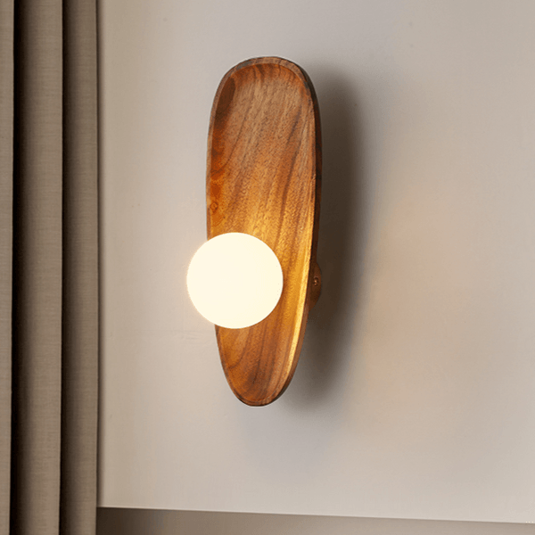 Elegant ontworpen wandlamp van natuurlijk hout, LED-verlichting, geeft een warme uitstraling in moderne of klassieke interieu