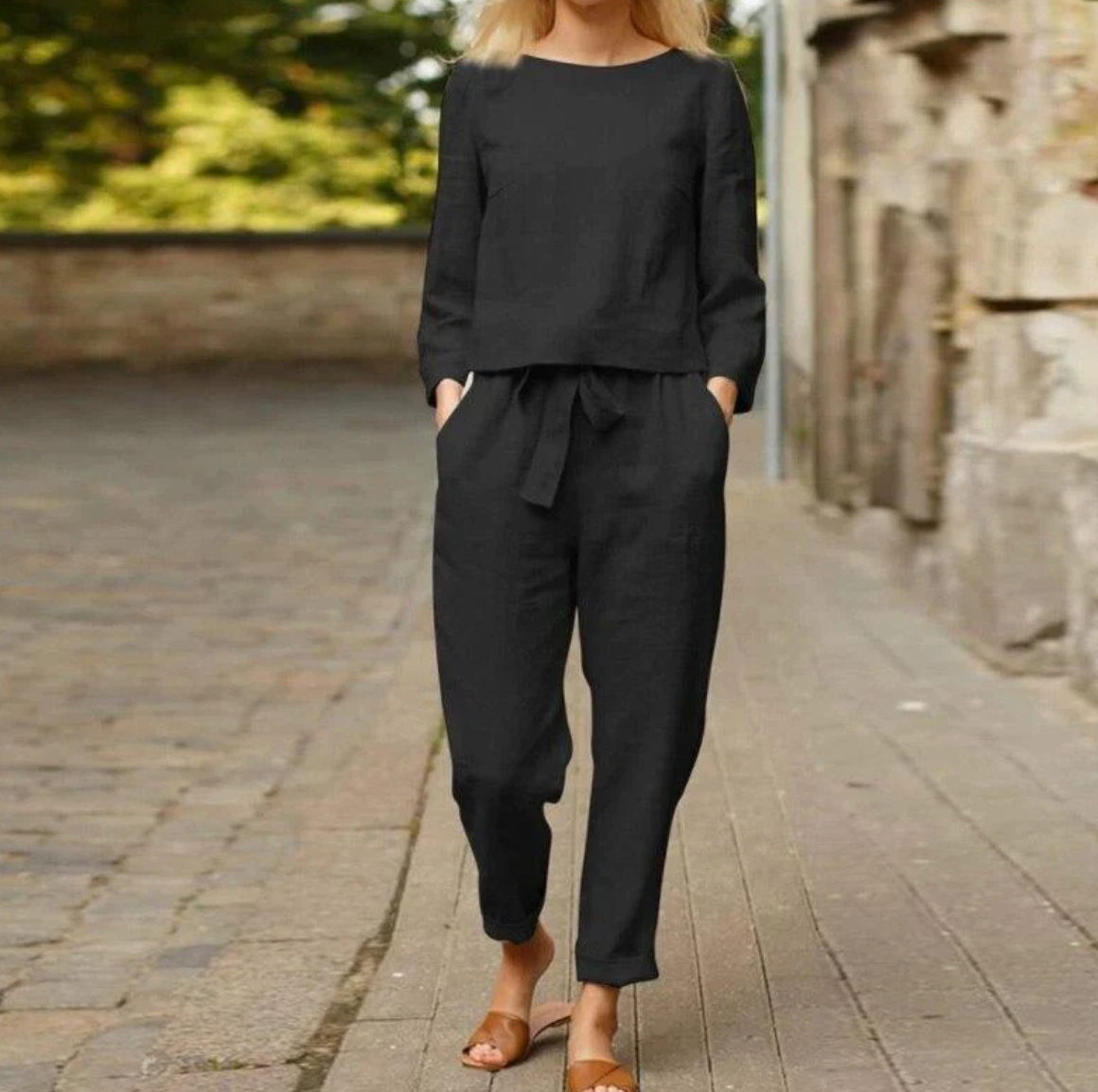 "Elegant tweedelig linnen zomerset dames in neutrale kleuren, ademend materiaal, met lange top en bijpassende pantalon."